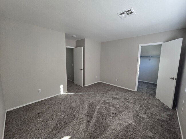 Building Photo - Get $1825 Off Feb 2026 - Move-in no later than Dec 29th!