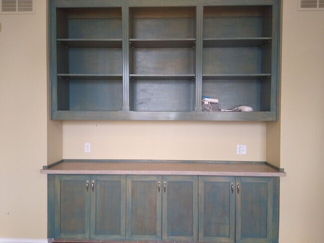Building Photo - HUGE 3 Bedroom 3 Bath Home in Gated Community
