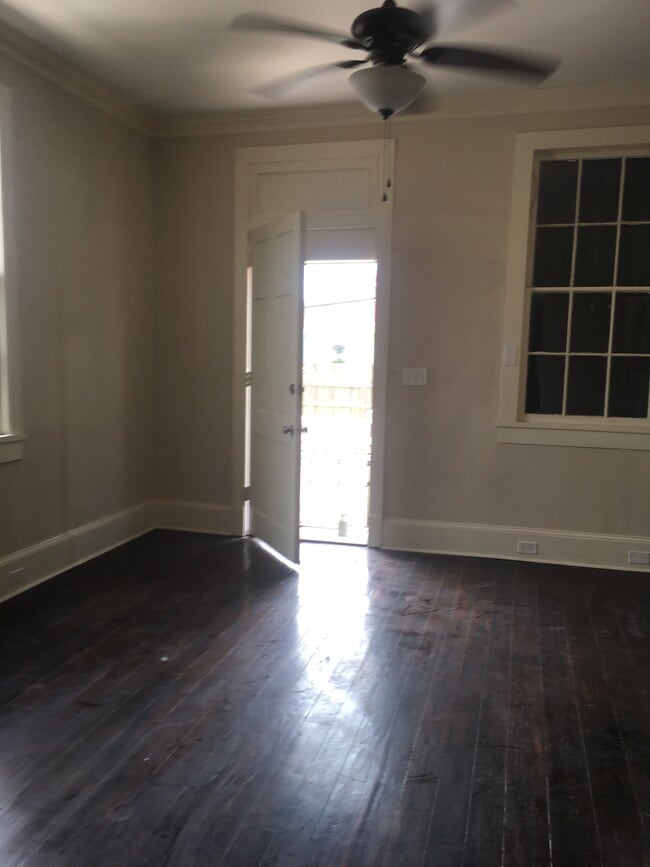 Building Photo - 935 N Roman St