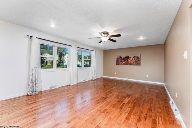 Building Photo - 670 Killarney Dr