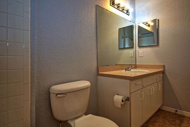 Building Photo - 2 bedroom/2 bath, 1st floor unit with a 1-car garage!