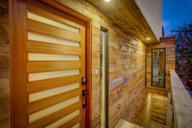 Building Photo - 745 Island Ct