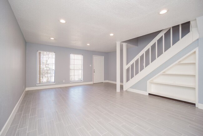 Building Photo - 2515 Oak Hill Dr