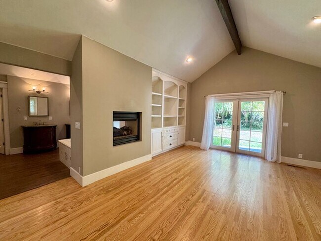 Building Photo - Gorgeous 5 bedroom, 4.5 bath, Westside Dan...