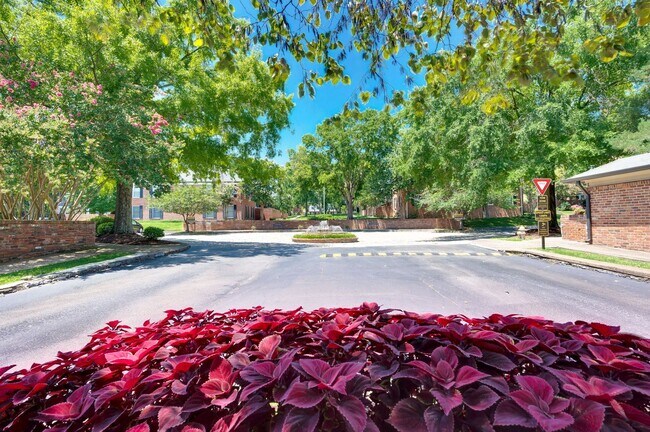 Building Photo - Fantastic 1BR/1BA condo in the desirable Georgetown Condominiums in the heart of Green Hills!