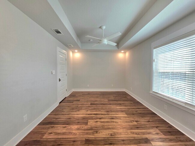 Building Photo - Beautiful Townhome in the Heart of Downtown Pensacola