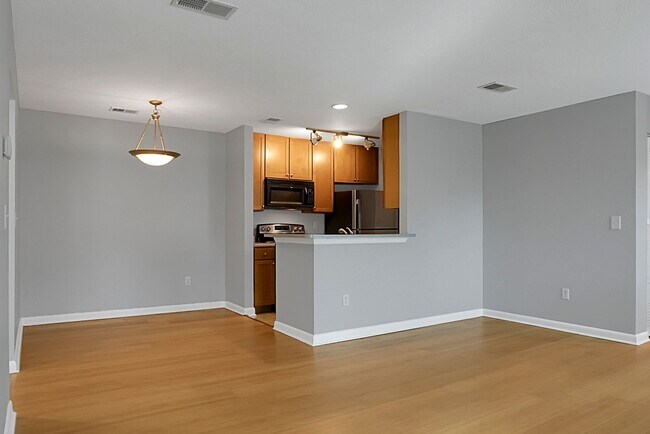 Building Photo - Renovated Condo located in heart of Mt Pleasant, near Ravenel Bridge and Waterfront Park