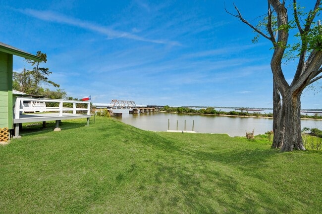 Building Photo - 17111 River Rd