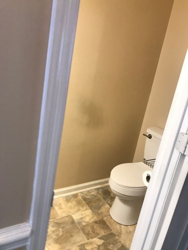 Building Photo - Nice 2 bedroom 2.5 bath town home in quiet neighborhood in town