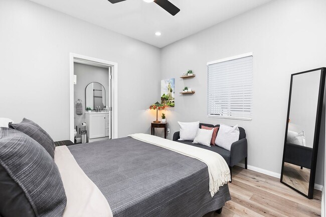 Building Photo - Newly furnished and remodeled 2 bed 2 bath!