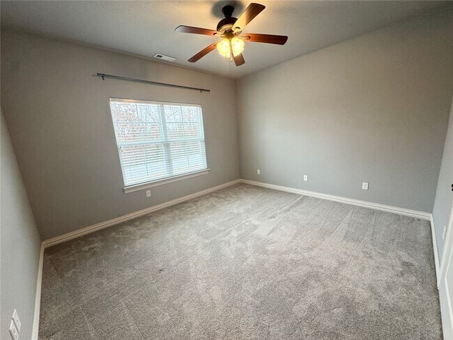 Building Photo - 33 Leona Dr