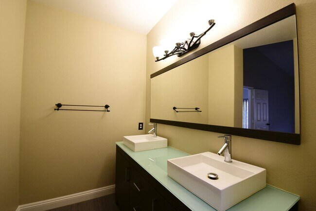Building Photo - Live In The Heart Of Summerlin 2 Bed 2 Bat...