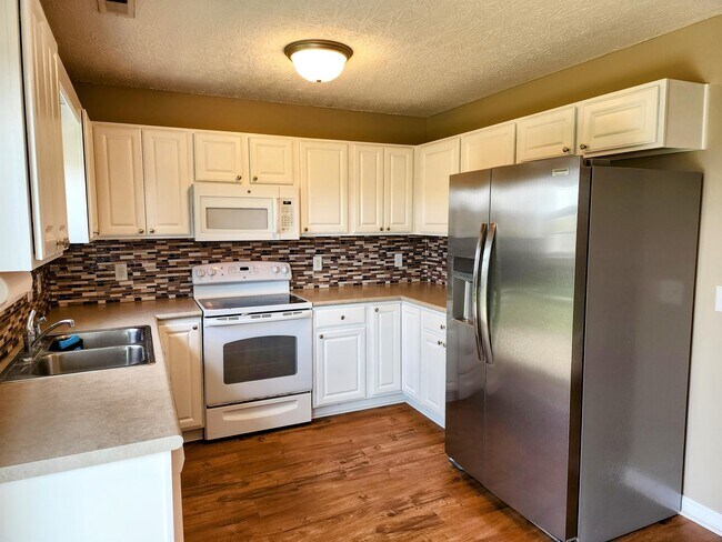 Building Photo - 324 Rose Bud Ln