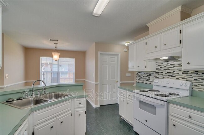 Building Photo - 207 Taylor Cir