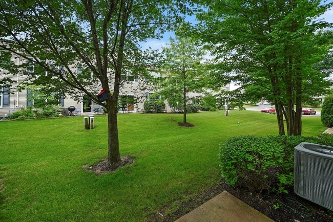 Building Photo - 2-bed/2.5-bath Townhouse in Round Lake