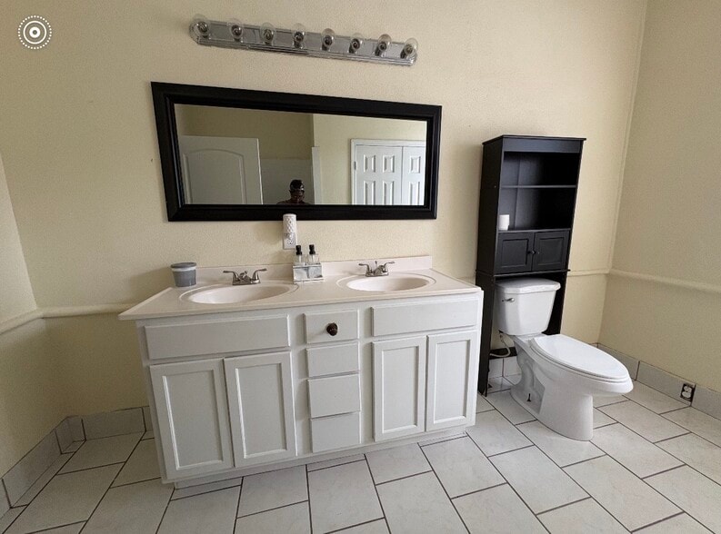 Bath / Washer Dryer Room - 6322 N Bayou Black Dr