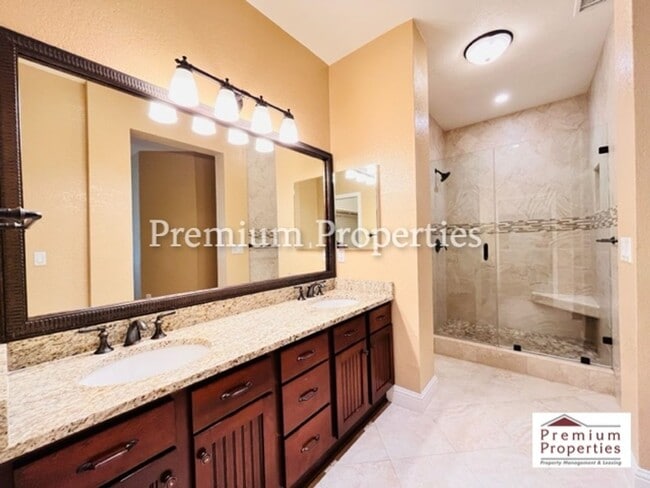 Building Photo - Beautiful 2BD/2BA Condo Unit in the Gated ...