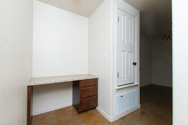 Building Photo - 613 Kendra Dr