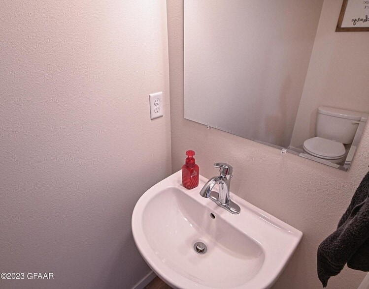 Building Photo - 809 Thames Ct