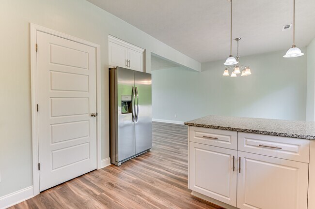 Building Photo - 140 Pebble Ln