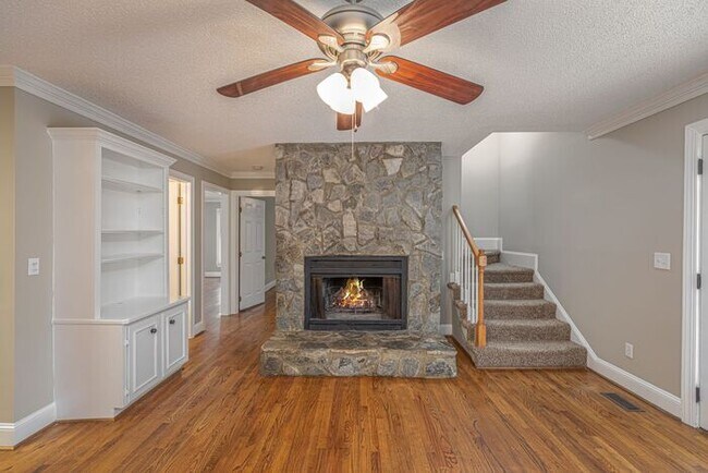 Building Photo - NW Large Updated Home! LR, DR, Den, FP, Ha...