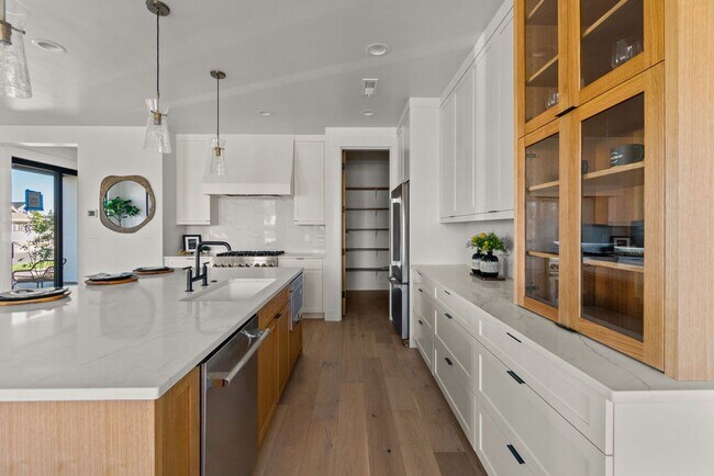 Building Photo - Exquisite Town home living: Bends desirabl...