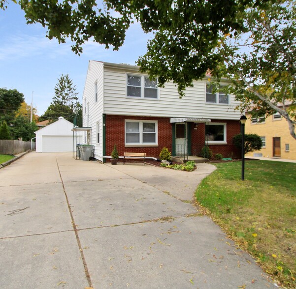 Building Photo - 2637 S 51st St