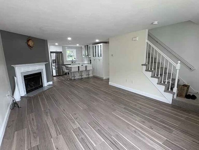 Building Photo - Beautifully remodeled 3 bedroom, 3.5 bathr...