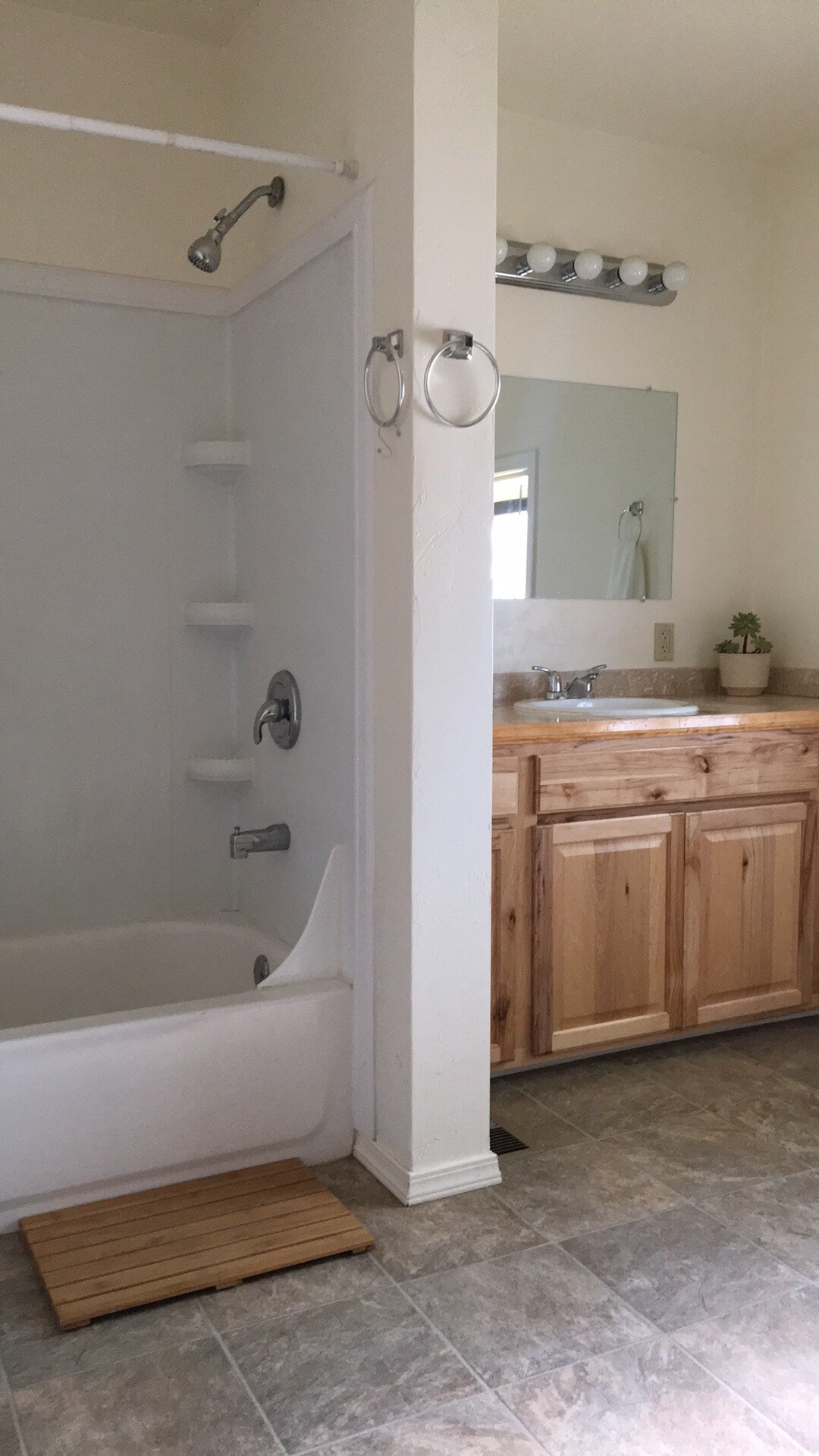 Building Photo - 208 N Cottonwood Ave