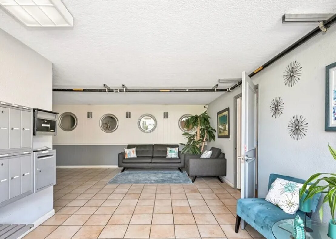 Building Photo - 2302 E 2nd St