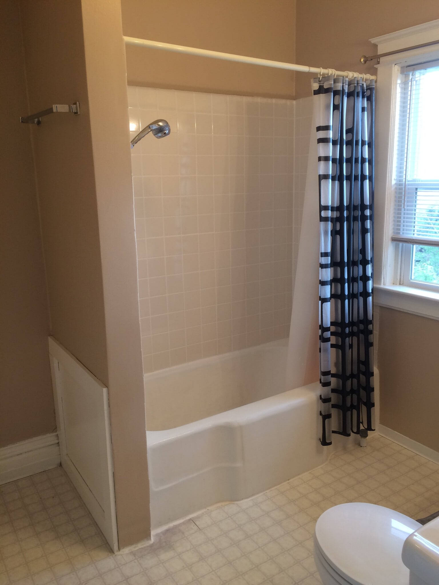 Building Photo - 619 N 17th Ave E