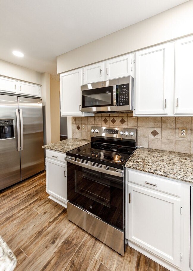 Building Photo - Stunning 5 Bedroom, 3.5 Bath Remodeled Hom...