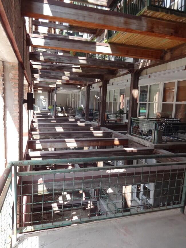Atrium - 1000 W Washington Blvd