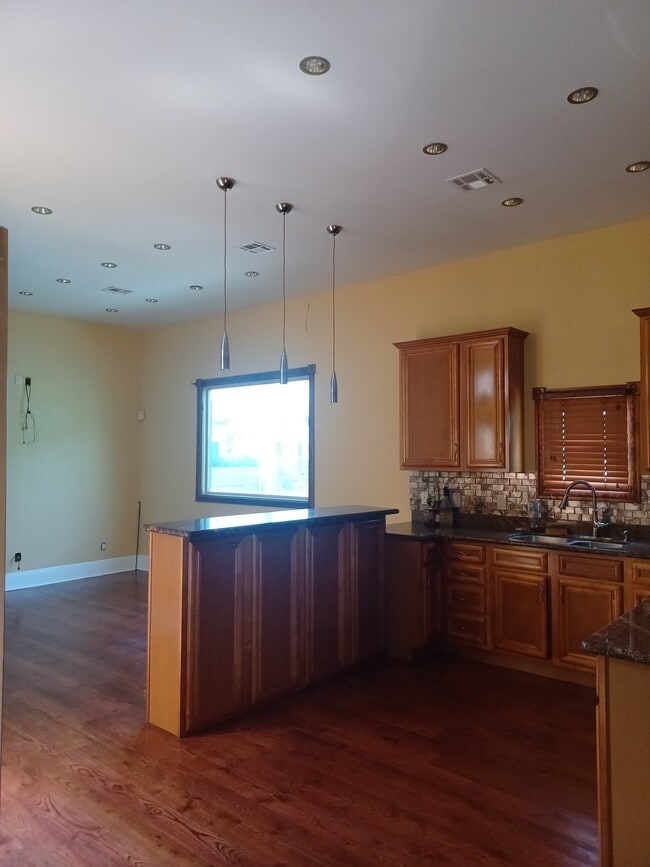 kit/ living room - 3015 Saint Peter St