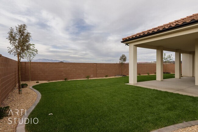 Building Photo - Beautiful Fully Furnished 3 bedroom, 2.5 B...