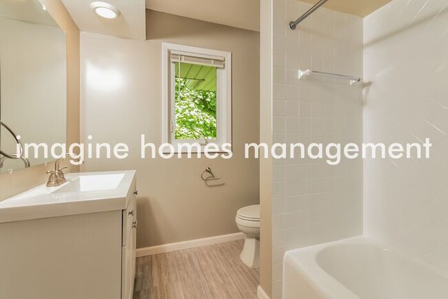 Building Photo - Large 4 Bedroom Single Family Home in Minn...