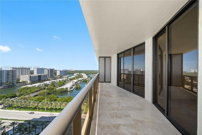 Building Photo - 16275 Collins Ave