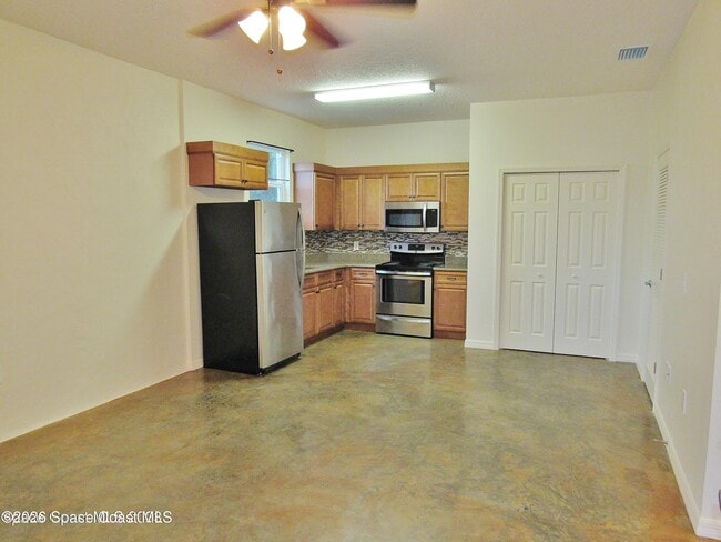 Building Photo - 39 Carmalt St