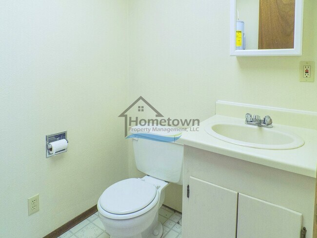 Building Photo - 3 Bed 1.5 Bath with Garage & Fenced Yard
