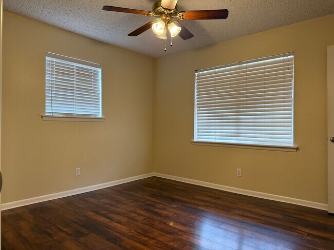 Building Photo - 8606 Holiday Dr