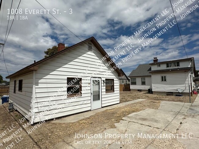 Primary Photo - 1008 Everett St