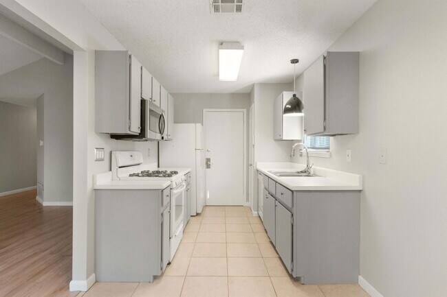 Building Photo - 11931 Rosethorn Dr