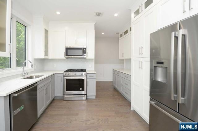 Building Photo - 555 Edgewater Ave