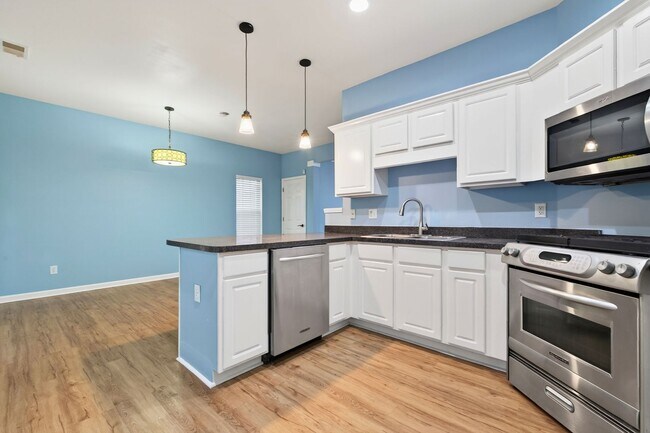 Building Photo - 5495 Hampton Ct