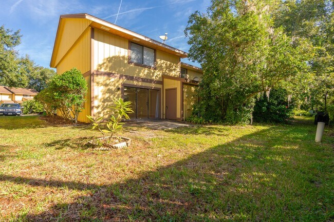 Building Photo - Beautiful Two-Story Townhome in Ormond Beach