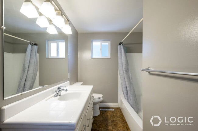 Building Photo - Stunning Single Family Home In Excellent L...
