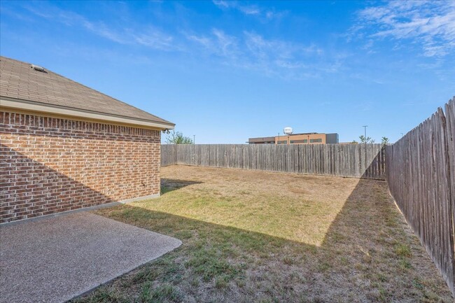 Building Photo - 3BR / 2BA Duplex in Hewitt, Texas | Midway...