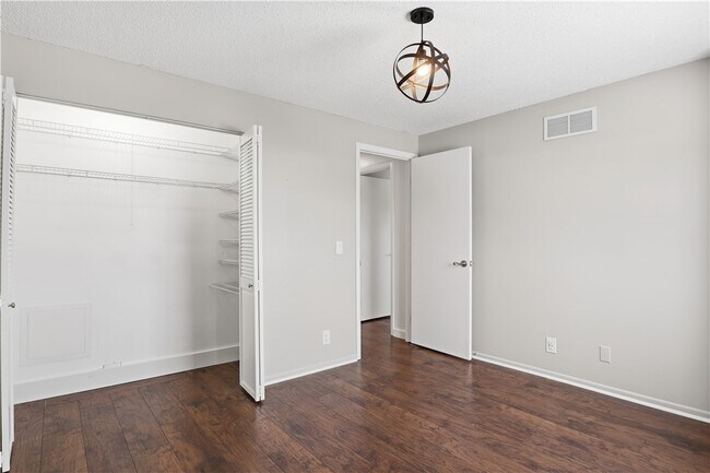 Building Photo - 456 Surrey Hill Way