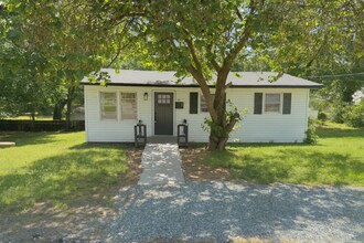 Building Photo - Woodmanhall