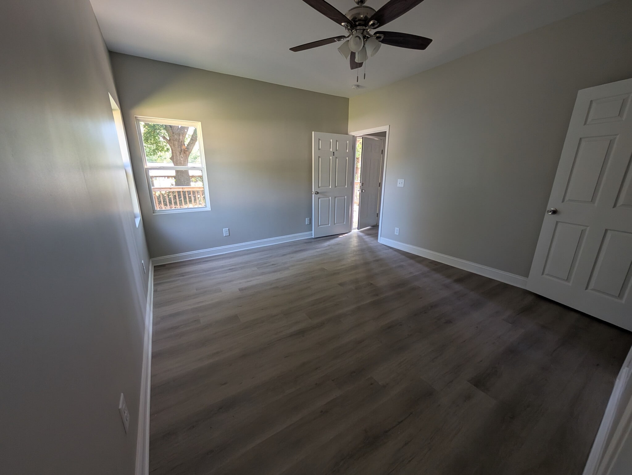 Building Photo - Room in House on Hart St